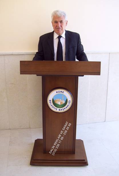 KONUŞMA KÜRSÜSÜ KLASİK MODEL BELEDİYE CEVİZ RENGİ