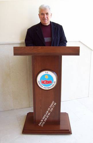 KÜRSÜ CEVİZ İÇİŞLERİ AMBLEMLİ