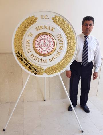MİLLİ EĞİTİM MÜDÜRLÜĞÜ ÇELENK KABARTMA BEYAZ METAL ÇELENK ÇAPRAZ YAPRAKLI ŞIRNAK İL MİLLİ EĞİTİM MÜDÜRLÜĞÜ
